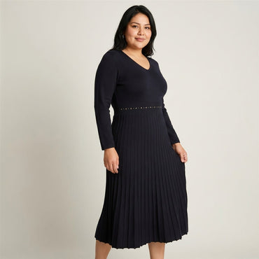 Vestido Tejido Azul Marino Midi Con Falda Plisada Y Tachas en modelo plus size