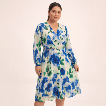 Vestido Midi Escote V con Cinturón Estampado Beige en modelo plus size