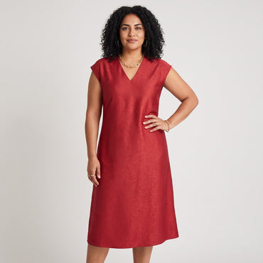 Vestido Corto sin Mangas Satin Rojo en modelo plus size