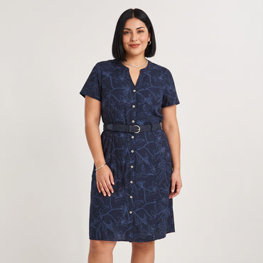 Vestido Midi Manga Corta Look Bordado Azul en modelo plus size