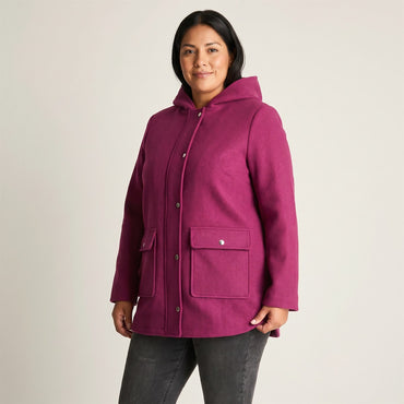 Abrigo Con Gorro Forrado En Piel Magenta en modelo plus size