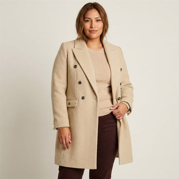 Abrigo Beige De Seis Botones Con Corte Cruzado en modelo plus size