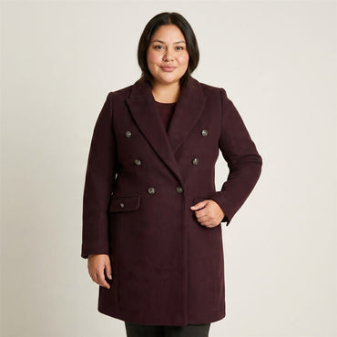 Abrigo Burdeo De Seis Botones Con Corte Cruzado en modelo plus size