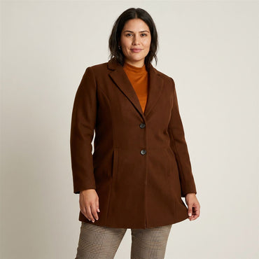 Abrigo Café Dos Botones con Corte Sastre en modelo plus size