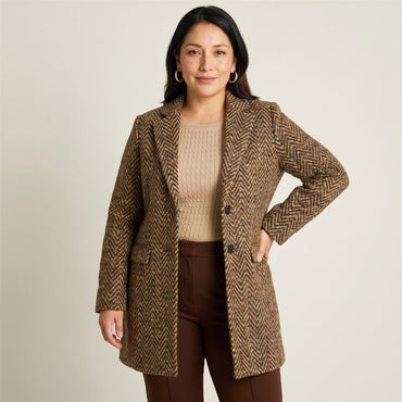 Abrigo Café De Dos Botones Con Estampado En Espiga en modelo plus size