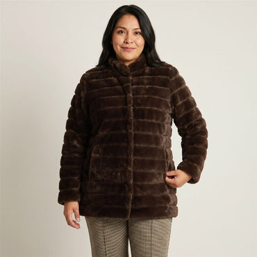 Abrigo Largo Café de Peluche con Cuello Alto en modelo plus size