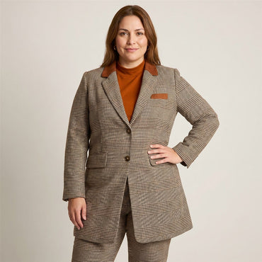 Abrigo gris escocés con detalles en cuero en modelo plus size
