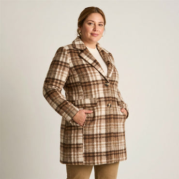 Abrigo de dos botones café con estampado a cuadros en modelo plus size