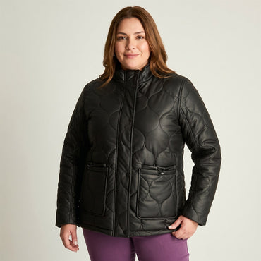 Chaqueta Ecocuero Quilted Negro en modelo plus size