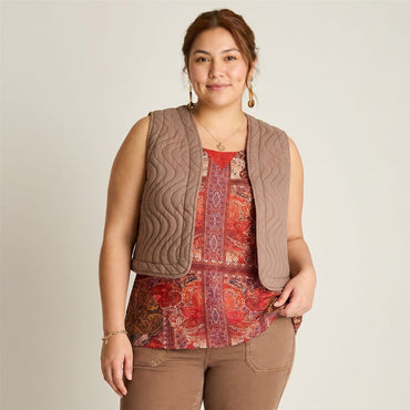 Chaqueta Taupe Sin Mangas con Diseño Quilt en modelo plus size