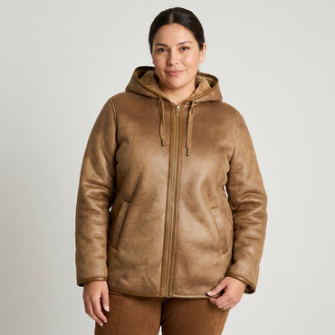 Chaqueta Camel Ecocuero Forro Sherpa en modelo plus size