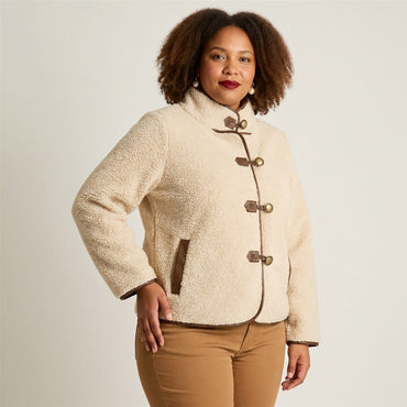 Chaqueta Beige de Sherpa con Botones y Detalles en Ecocuero en modelo plus size