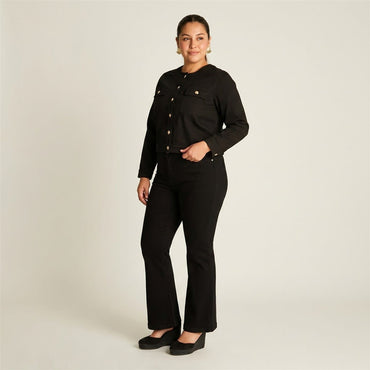 Casaca de Mezclilla Negra con Dos Bolsillos y Manga Larga en modelo plus size