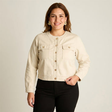 Casaca de Mezclilla Arena Con Dos Bolsillos en modelo plus size