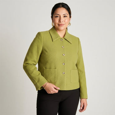 Casaca Pistacho con Botones Dorados y Dos Bolsillos en modelo plus size