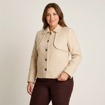 Chaqueta Beige con Botones y Cuello con Solapa en modelo plus size
