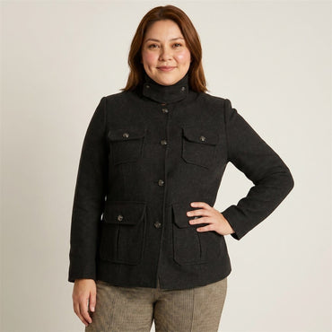 Chaqueta Marengo Estilo Casaca con Bolsillos y Cuello Alto en modelo plus size