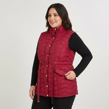 Parka sin mangas larga roja con ajustador de cintura en modelo plus size