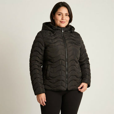Parka Corta Negra Quilted Ondas en modelo plus size