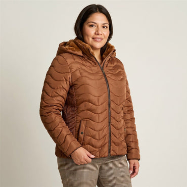 Parka Corta Camel con Diseno Quilted en Ondas, Forro y Gorro en modelo plus size