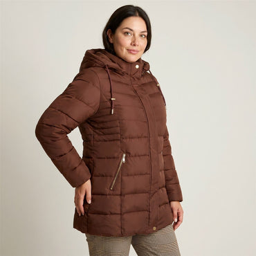 Parka Larga Café con Gorro y Diseño Quilted en modelo plus size