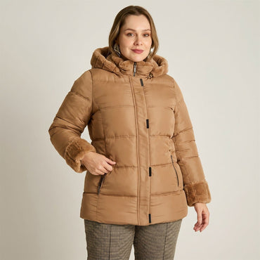 Parka Larga Camel con Gorro Peludo en modelo plus size