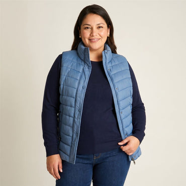 Parka Sin Mangas Diseño Quilted en modelo plus size