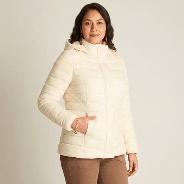 Parka Corta Quilted Arena en modelo plus size
