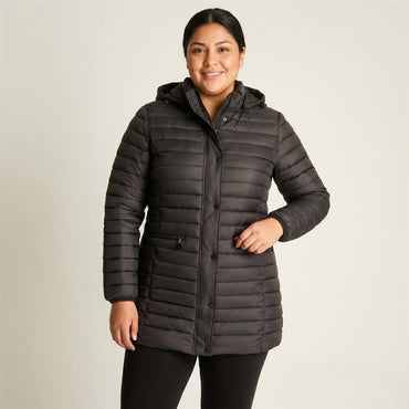 Parka Larga Negra con Diseno Quilted y Gorro Desmontable en modelo plus size