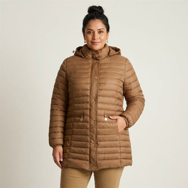 Parka Larga Café con Diseño Quilted y Gorro Desmontable en modelo plus size
