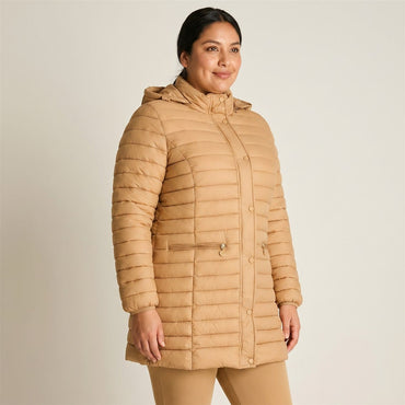 Parka Larga Camel con Diseno Quilted y Gorro Desmontable en modelo plus size