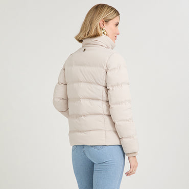 Parka corta beige con detalle de tejido en mangas y cuello