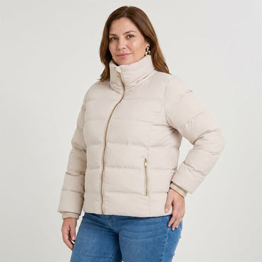 Parka corta beige con detalle de tejido en mangas y cuello en modelo plus size