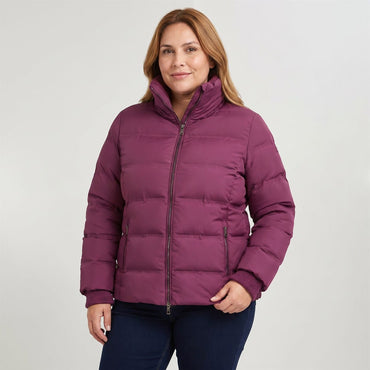 Parka corta burdeo con detalle de tejido en mangas y cuello en modelo plus size