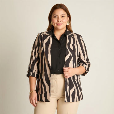 Blazer Negro Manga 3/4 con Bolsillos y Solapa en modelo plus size