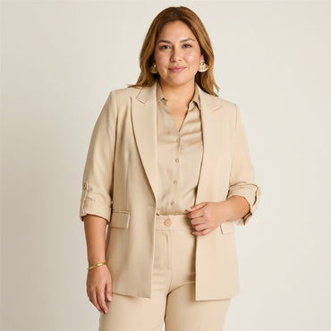 Blazer Beige Manga 3/4 con Bolsillos y Solapa en modelo plus size