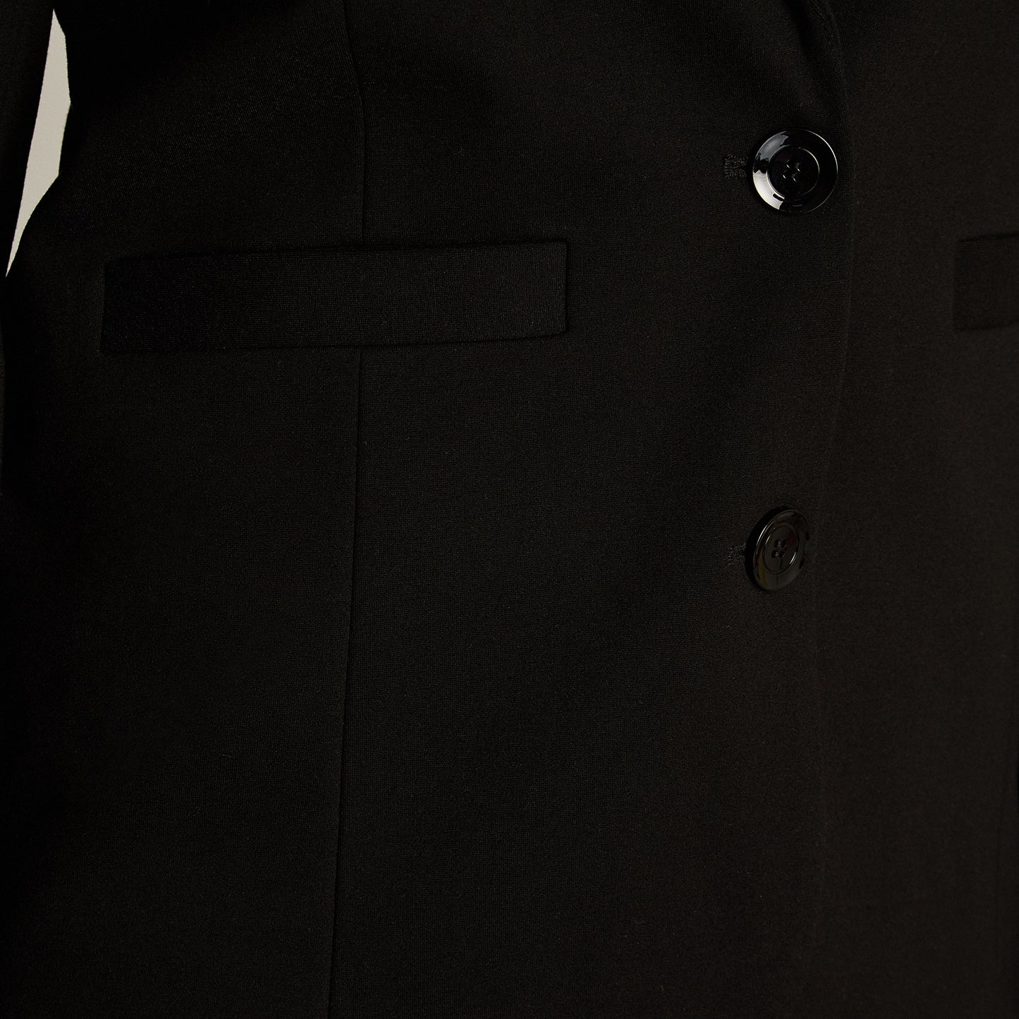 Blazer Negro Básico Punto Roma con Dos Bolsillos