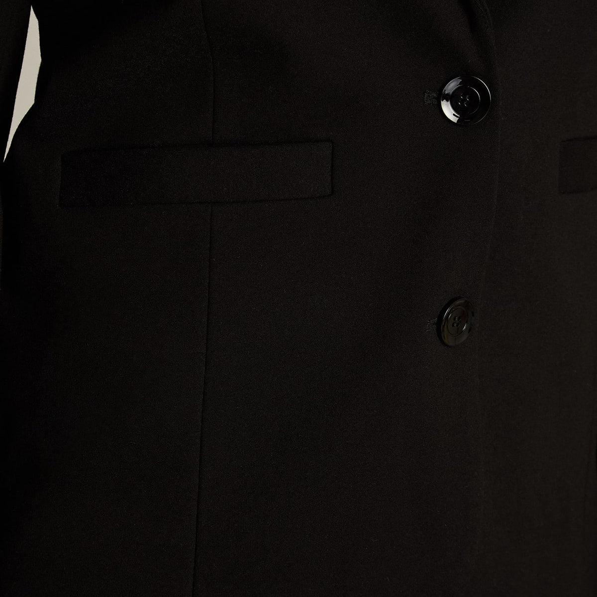 Blazer Negro Básico Punto Roma con Dos Bolsillos