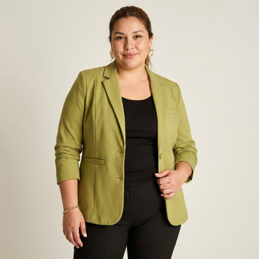 Blazer Pistacho Básico Punto Roma con Dos Bolsillos en modelo plus size