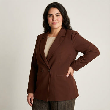 Blazer Café con Doble Botón en Tela Plana en modelo plus size