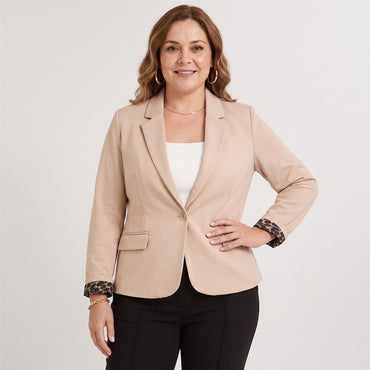 Blazer 1 Botón Bolsillos con Solapa Beige en modelo plus size