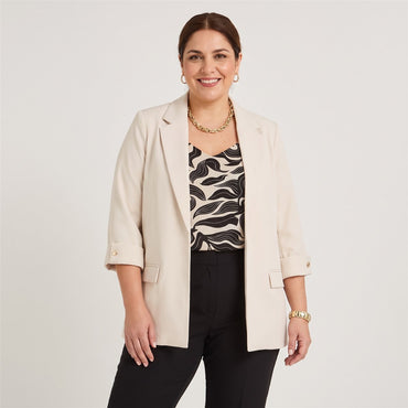 Blazer Manga 3/4 Bolsillos con Solapa Arena en modelo plus size