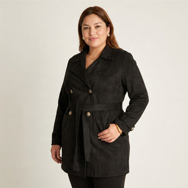 Trench Negro de Suede con Lazo en la Cintura en modelo plus size