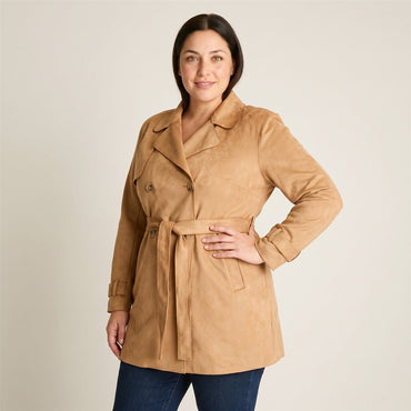 Trench Camel de Suede con Lazo en la Cintura en modelo plus size