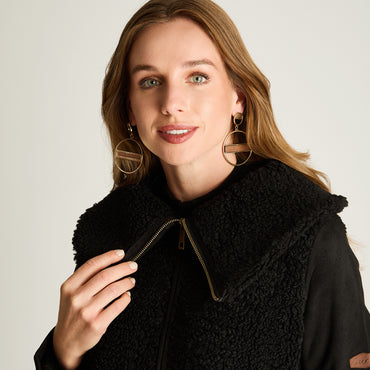 Polerón Sherpa, Con Mangas En Suede, Y Cuello Alto Negro