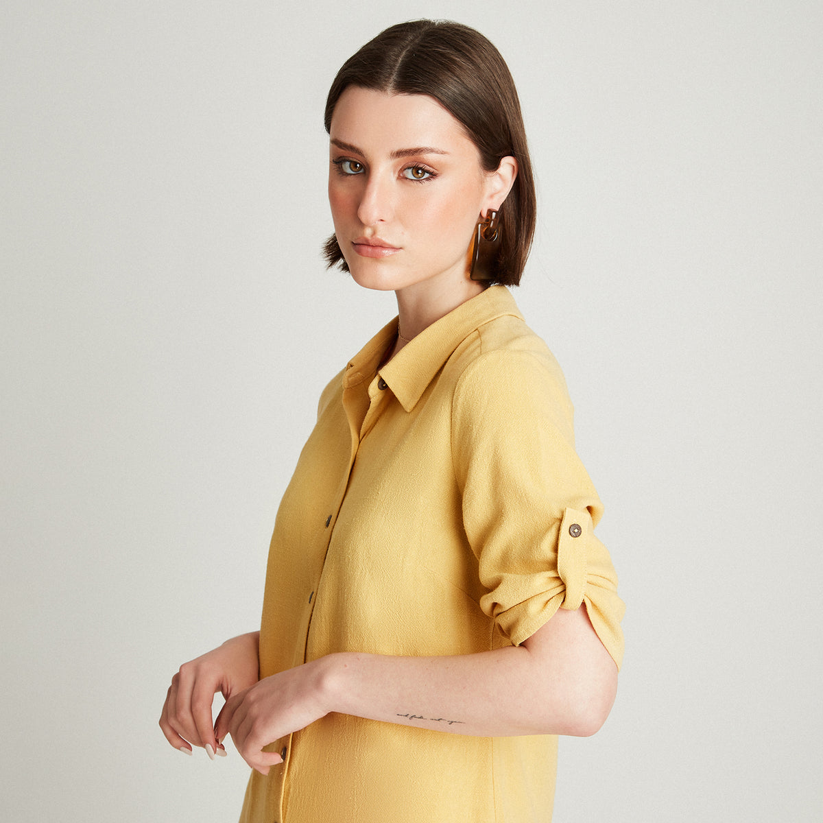 Blusa Mostaza Manga Codo Liso Cuello Camisero