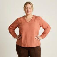 Blusa Terracota Escote V con Aplicación en Hombros en modelo plus size