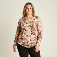 Polera Camel Manga Larga Estampada con Cuello Redondo y Collar en modelo plus size