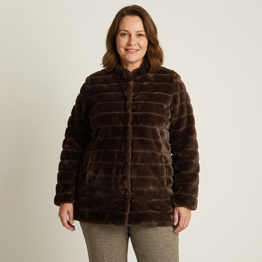 Abrigo Largo Café de Peluche con Cuello Alto