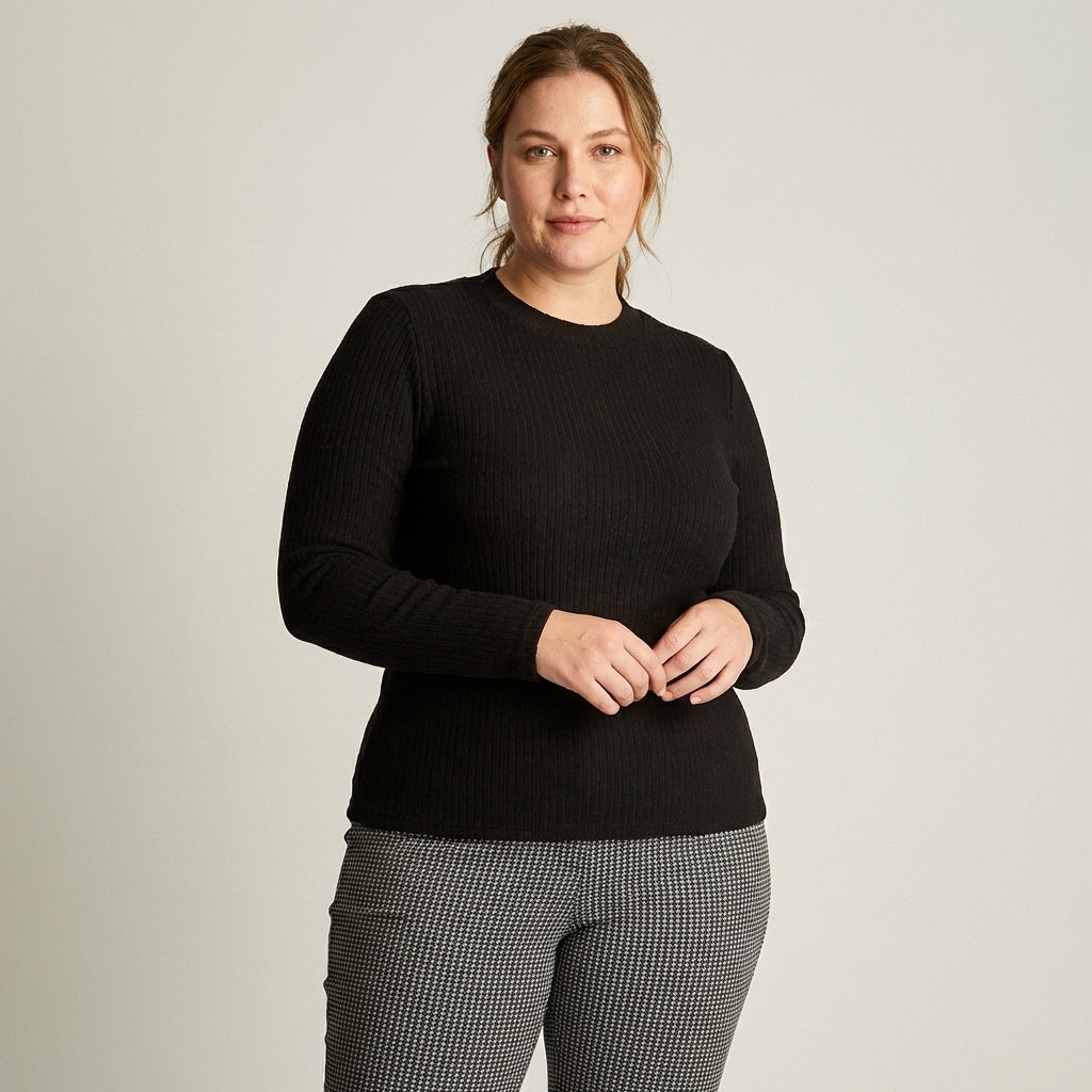 Polera Negra Lanilla Cuello Alto Manga Larga Básica en modelo plus size